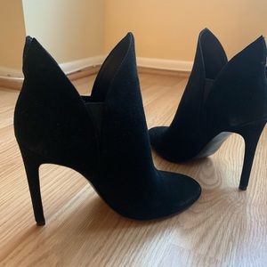 KENDALL AND KYLIE BLACK POINTED-TOE HEELED BOOTS